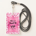 Tarjeta De Identificación Pase VIP de la invitación a los 16 cumpleaños del<br><div class="desc">Un elegante Relieve metalizado de imitación rosa sobrepone un patrón de estampado de leopardo blanco y rosa salvaje en esta dulce invitación de 16 años de fiesta de invitados VIP impresa en una insignia de plástico única - pedido con o sin un patio. COINCIDIENDO elementos de nuestra colección.</div>