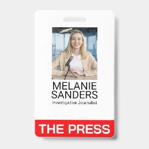 Tarjeta De Identificación Periodista sonriendo a cámara
