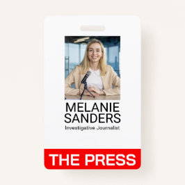 Tarjeta De Identificación Periodista sonriendo a cámara