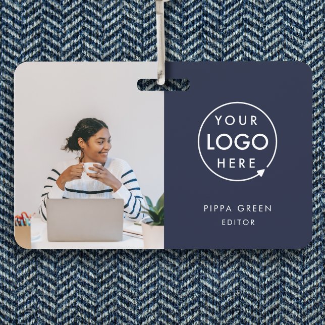 Tarjeta de identificación | Placas personalizadas  (Navy blue company branded staff ID badges for business events & employee identification.)
