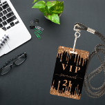 Tarjeta De Identificación Purpurina de oro negro de cumpleaños gotea invitac<br><div class="desc">Una insignia moderna, elegante y glamurosa para una fiesta de cumpleaños 21 (o de cualquier edad). Un fondo negro con un falso goteo de purpurina dorado, pintura goteando. Personalice y agregue un nombre. El nombre está escrito con un guión moderno de estilo con letras a mano con toques. El texto:...</div>