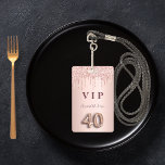 Tarjeta De Identificación purpurina de oro rosa de 40 años gotea glam rosa<br><div class="desc">Una placa moderna, elegante y glamurosa para un fiesta de 40 años. Un rosa falso de fondo metálico dorado con un elegante goteo rosa de purpurina dorado, pinta goteo. El nombre está escrito con un guión moderno de estilo con letras de color rosa oscuro y dorado. Con el texto: El...</div>