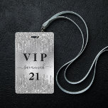 Tarjeta De Identificación Purpurina de plata de cumpleaños escribe invitació<br><div class="desc">Una insignia moderna, elegante y glamurosa para una fiesta de cumpleaños 21 (o de cualquier edad). Un falso fondo metálico plateado con un falso goteo de purpurina plateado, pinta goteo. Personalice y agregue un nombre. El nombre está escrito con un guión moderno de estilo con letras a mano con toques....</div>