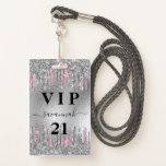 Tarjeta De Identificación Purpurina de plata de cumpleaños gotea invitación<br><div class="desc">Una insignia moderna, elegante y glamurosa para una fiesta de cumpleaños 21 (o de cualquier edad). Un falso fondo metálico plateado con goteo purpurina rosado y falso plateado, pinta goteo. Personalice y agregue un nombre. El nombre está escrito con un guión moderno de estilo con letras a mano con toques....</div>