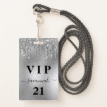 Tarjeta De Identificación Purpurina de plata de fiesta de cumpleaños gotea v<br><div class="desc">Una insignia moderna, elegante y glamurosa para una fiesta de cumpleaños 21 (o de cualquier edad). Un fondo falso plateado metalizado, de aspecto metálico, con un falso goteo purpurina, pinta goteando. Personalice y agregue un nombre y una edad al frente. El nombre está escrito con un guión moderno de estilo...</div>