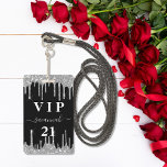 Tarjeta De Identificación Purpurina de plata negra invita a vip<br><div class="desc">Una insignia moderna, elegante y glamurosa para una fiesta de cumpleaños 21 (o de cualquier edad). Un fondo negro con un falso goteo de purpurina plateado, pinta goteando. Personalice y agregue un nombre. El nombre está escrito con un guión moderno de estilo con letras a mano con toques. El texto:...</div>