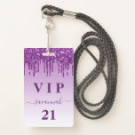 Tarjeta De Identificación Purpurina púrpura de cumpleaños goteo monograma vi<br><div class="desc">Una insignia moderna, elegante y glamurosa para una fiesta de cumpleaños 21 (o de cualquier edad). Fondo de degradado morado, goteo en purpurina de imitación violeta, aspecto de goteo de pintura. Personalice y agregue un nombre y una edad de 21 años. El nombre está escrito con un guión moderno de...</div>