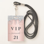 Tarjeta De Identificación Rosa de cumpleaños dorado gotea vip de plata rosa<br><div class="desc">Una insignia moderna, elegante y glamurosa para una fiesta de cumpleaños 21 (o de cualquier edad). Un fondo dorado rosa con un elegante goteo de oro y plata rosa, con pinturas que gotean. El nombre está escrito con un guión moderno de estilo con letras a mano de color gris oscuro...</div>