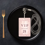 Tarjeta De Identificación Rosa de cumpleaños purpurina de oro gotea un lujos<br><div class="desc">Una insignia moderna, elegante y glamurosa para una fiesta de cumpleaños 21 (o de cualquier edad). Un fondo falso de aspecto metálico de oro rosa con oro rosa y goteo purpurina, pinta goteo. Personalice y agregue un nombre. El nombre está escrito con un guión moderno de estilo con letras a...</div>