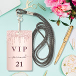 Tarjeta De Identificación Rosa de cumpleaños purpurina de oro gotea vip de g<br><div class="desc">Una insignia moderna, elegante y glamurosa para una fiesta de cumpleaños 21 (o de cualquier edad). Un rosa falso de fondo metálico dorado con un elegante goteo rosa de purpurina dorado, pinta goteo. El nombre está escrito con un guión moderno de estilo con letras de color rosa oscuro y con...</div>