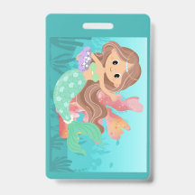 Sirena jugando en el océano 