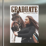 Tarjeta de imán Country Western Graduate Photo Cow<br><div class="desc">El graduado está escrito en escritura country western sobre tu foto de retrato senior para una gran tarjeta magnética de invitación de graduación de vaqueros o vaqueros. Personalizar con su nombre y clase de secundaria o universidad de 2025 en estos imanes de graduación superponen el texto marrón. Personalice con una...</div>