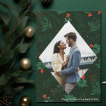 Tarjeta de imán fotográfico de la pareja Mistletoe<br><div class="desc">Los navidades se besan y los deseos de vacaciones abundan con esta célebre y romántica tarjeta de imán mistletoe. Llena el diamante elegante con tu pareja favorita foto de beso y añade tu mensaje de Navidad personalizado en blanco sobre el imán verde botánico. Un hermoso mistletoe cuelga sobre tu fotografía...</div>