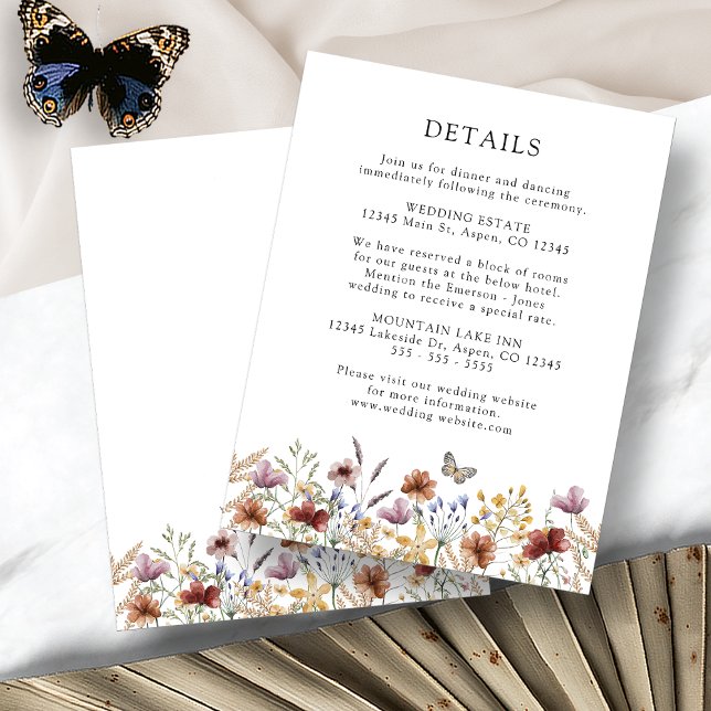 Tarjeta de inscripción del Boda del Boho Blanco (White Boho Wildflower Wedding Enclosure Card with Butterfly by Painted Paperie
)