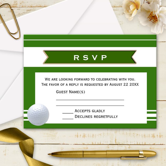 Tarjeta de invitación de boda con tema de golf ele (Wedding RSVP invitation with a golf theme in simple green and white with a golf ball)