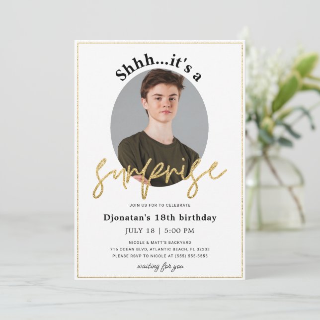 Tarjeta de invitación de cumpleaños sorpresa con f (Anverso de pie)