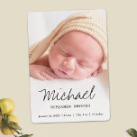 Tarjeta de Invitación de foto para bebé personaliz<br><div class="desc">Esta tarjeta plana con anuncio de foto simplemente encantadora presenta un diseño contemporáneo que se personaliza fácilmente con la foto, los detalles y el mensaje de su bebé. El guión de primer nombre y el otro texto en la parte delantera de la tarjeta es un gris muy oscuro que en...</div>