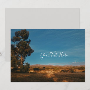 Tarjeta de invitación de gran eucalipto cielo azul