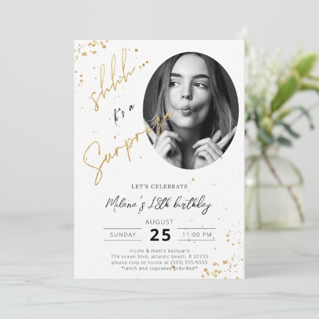 Tarjeta de invitación de oro de cumpleaños sorpres (Anverso de pie)