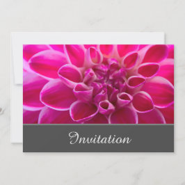 Tarjeta de invitación encantadora con dalia rosa