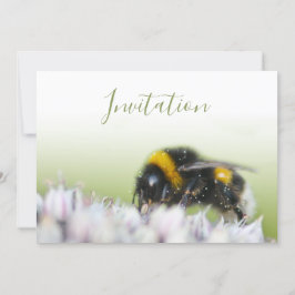 Tarjeta de Invitación Encantadora con flor y abeja