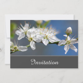 Tarjeta de invitación encantadora con flores blanc