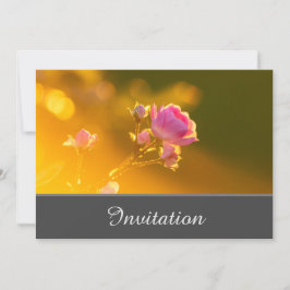Tarjeta de invitación encantadora con rosa rosa