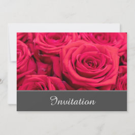 Tarjeta de invitación encantadora con rosas rojas