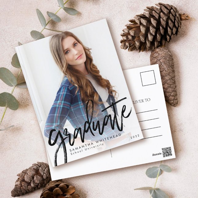 Tarjeta de Invitación moderna de foto graduada 202 (Graduation chalk hand lettering modern minimalistic full bleed photo postcard.)