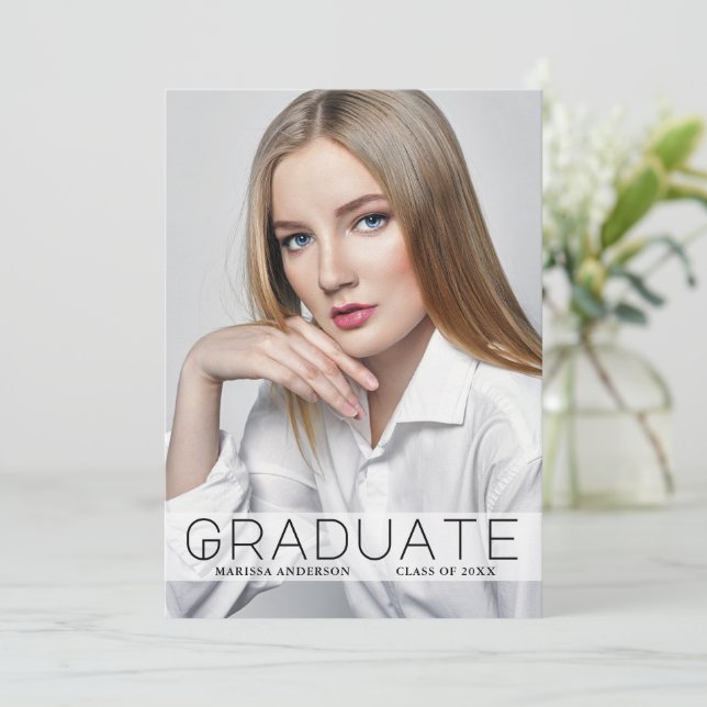 Tarjeta De Invitación Moderna Mínima Con Graduado (Anverso de pie)
