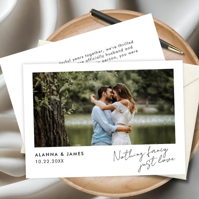 Tarjeta de Invitación para Bodas de fotografía min (Modern wedding announcement card with couple photo and elegant script text.)