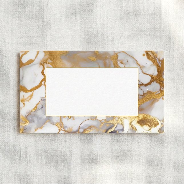 Tarjeta de invitado de mármol blanco y dorado (White and gold marble wedding guest place card.)