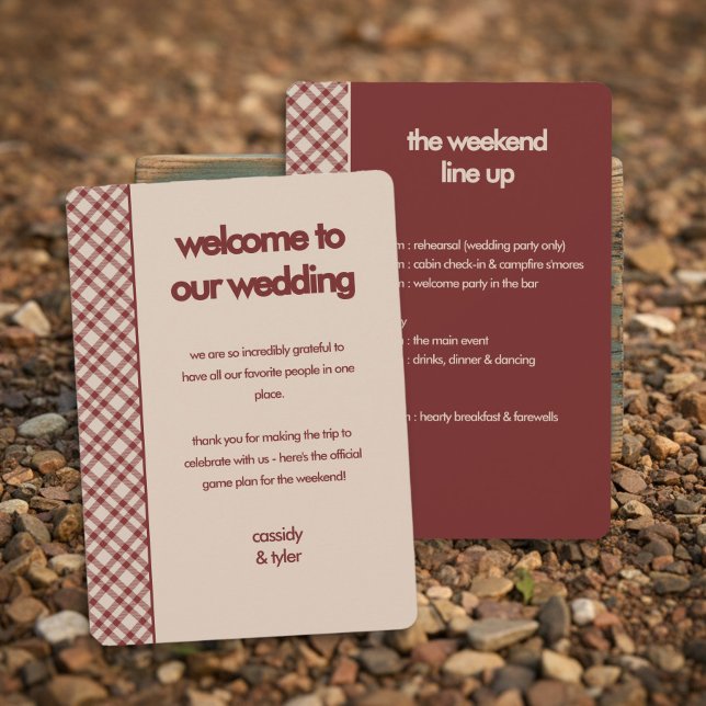 Tarjeta de itinerario de boda a cuadros rojos rúst (Weekend Itinerary Details Card from the Rustic Red Plaid Western Wedding Suite by Darling & May)