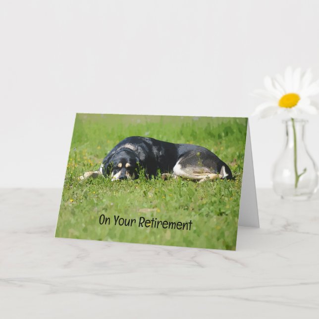 Tarjeta de jubilación con arte de perro relajante  (Planta pequeña)