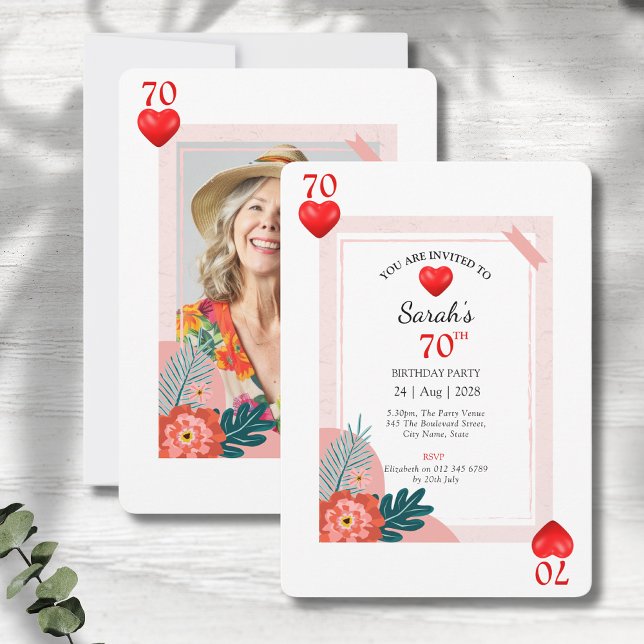 Tarjeta de juego de corazones 70ª invitación de fi (70th birthday party invitations in a playing card style on a grey wood background.)