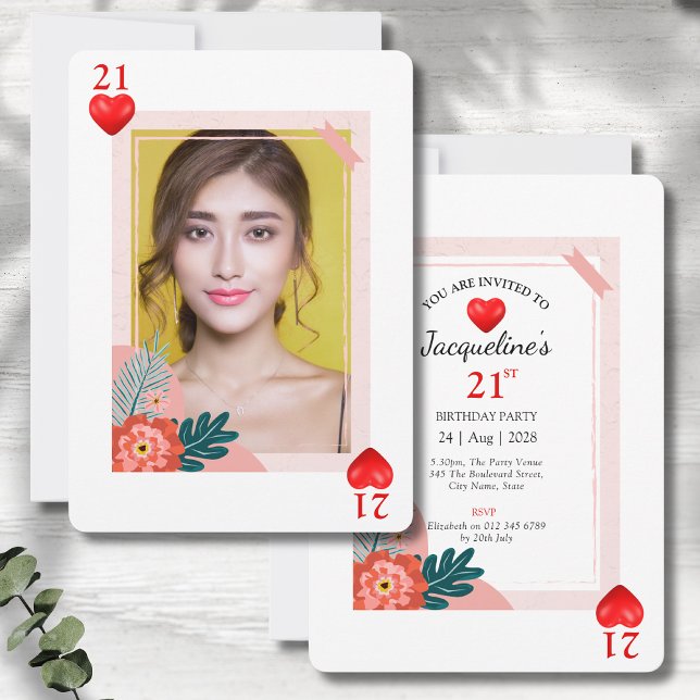 Tarjeta de juego de corazones Invitación a fiesta  (21st birthday playing card style party invitations with envelopes on a grey wood background)