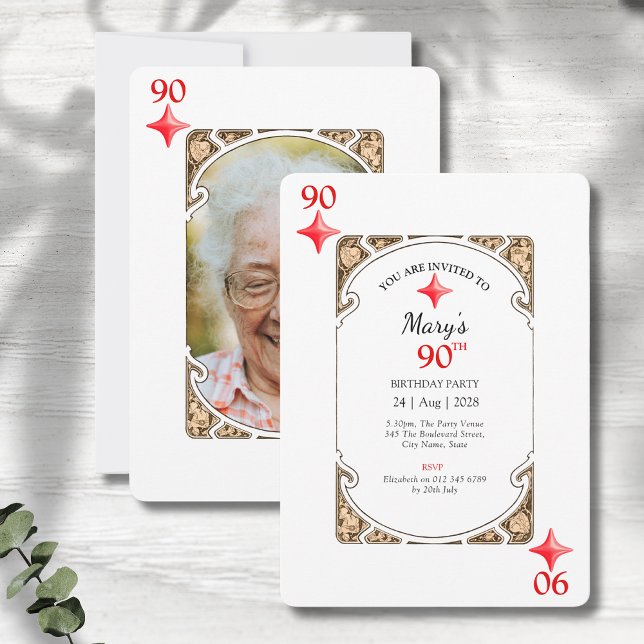 Tarjeta de juego Diamante 90ª Invitación de cumple (90th birthday party invitations. Art deco playing card style on a grey wood background )