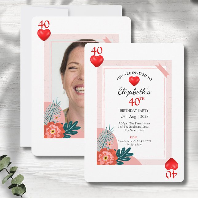 Tarjeta de juego Hearts 40th Birthday Party Invita (40th birthday hearts playing card style party invitations showing front and rear on grey wood.)