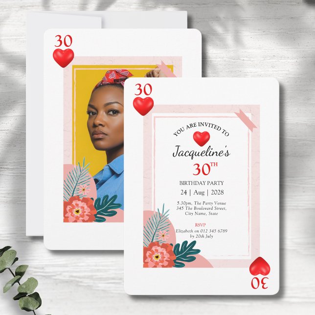 Tarjeta de juego Hearts Invitación a fiesta de cum (30th birthday hearts playing card style party invitations on a grey wood background.)
