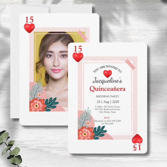 Tarjeta de Juicio de Corazones 15 cumpleaños Quinc (Quinceanera 15th birthday party invitations showing front and rear on a grey wood background.)