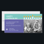Tarjeta de la foto de Chanukah Menorah<br><div class="desc">Encienda el menorah y comparta su alegría en Chanukah. Un photocard que muestra sus amados coronó por un menorah lleno-encendido de Chanukah. Todo el texto es adaptable y se sienta contra los paneles de púrpura rico y del trullo con un modelo sutil del círculo, destacados por una estrella de David...</div>