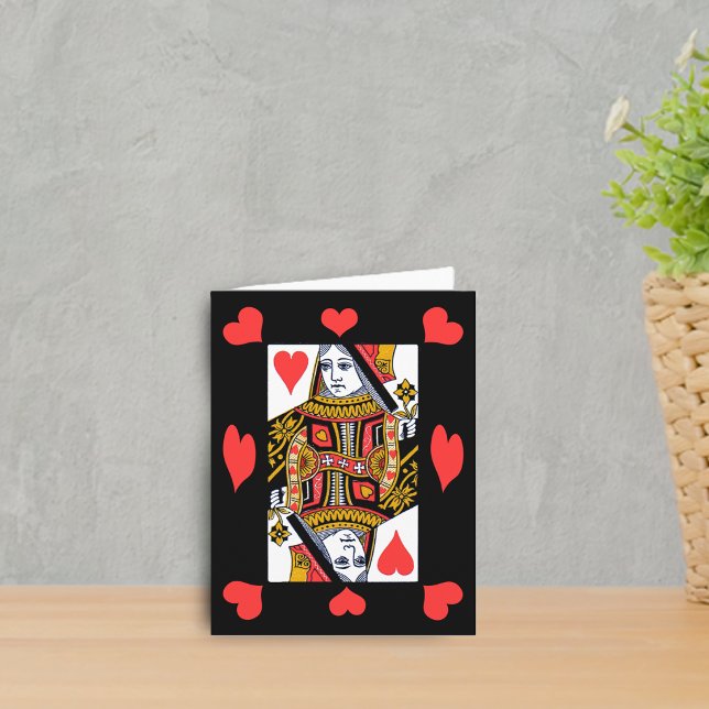 Tarjeta de la Reina de Corazones (Heart Queen playing card surrounded by red hearts on black notecard.)