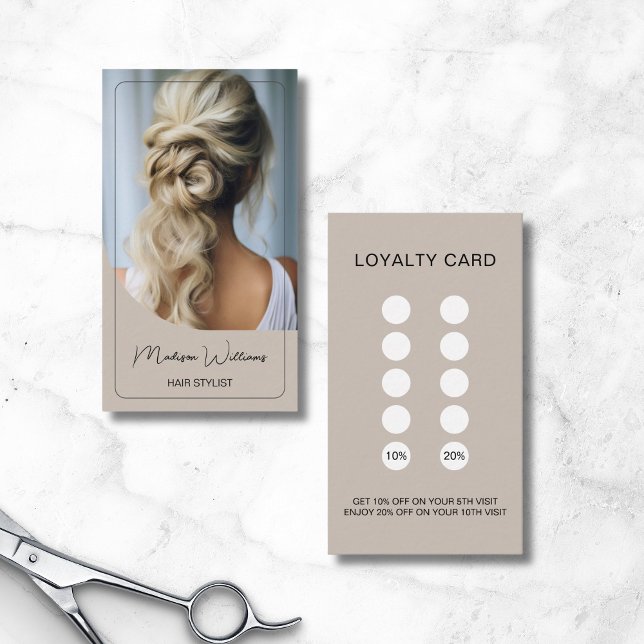 Tarjeta de Lealtad Beige Moderna De Estilo Cabello (Hair Stylist Modern Beige Loyalty Card)