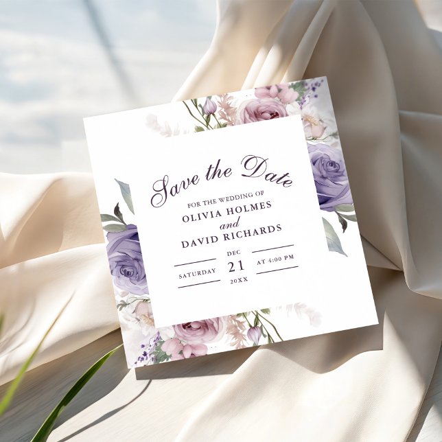 Tarjeta de Lila con Monograma para Guardar la Fech (Boho Mave and Lilac Floral Save The Date Card on a sunny table with soft elegant fabric.)