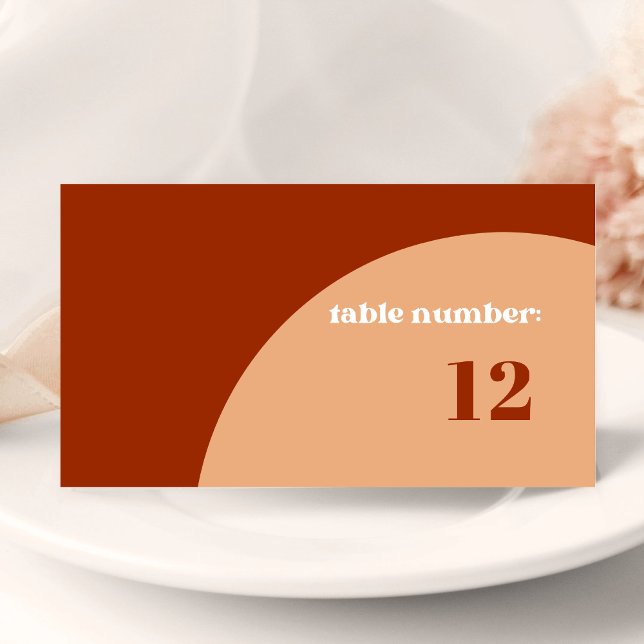 Tarjeta de lugar de boda con arco de terracota mel (Chic peach terracotta arch place cards add warm elegance and guide guests to their seats.)