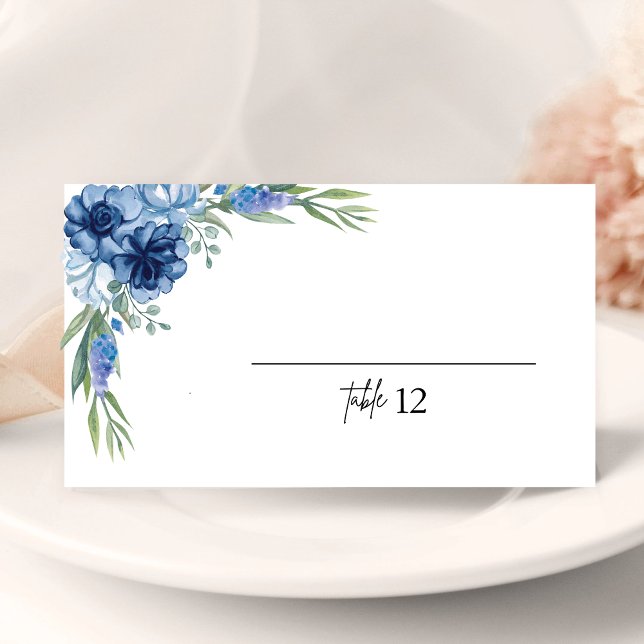 Tarjeta de lugar de boda floral azul polvoriento e (Lovely dusty blue floral place card guides seating with a soft personal elegant touch)