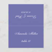 Tarjeta de lugar de Boda violeta con nombre de inv