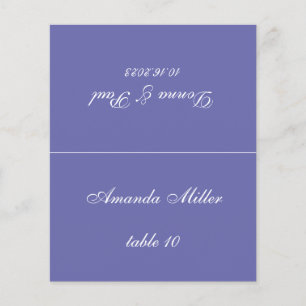 Tarjeta de lugar de boda violeta con nombre de inv