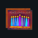 Tarjeta de Luz de Amor de las Velas de la Paz del<br><div class="desc">"Paz, amor y luz". Un ilustracion juguetón, moderno y artístico de velas de patrón boho en una menorah te ayuda a iniciar las vacaciones de Hanukkah. Las variadas velas azules con coloridos estampados de Relieve metalizado falso cubren un fondo rico de naranja rojo ladrillo y textura. Relieve metalizado falso de...</div>