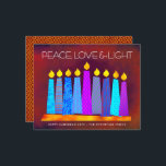 Tarjeta de Luz de Amor de las Velas de la Paz del<br><div class="desc">"Paz, amor y luz". Un ilustracion juguetón, moderno y artístico de velas de patrón boho en una menorah te ayuda a iniciar las vacaciones de Hanukkah. Las variadas velas azules con coloridos estampados de Relieve metalizado falso cubren un fondo rico de naranja rojo ladrillo y textura. Relieve metalizado falso de...</div>